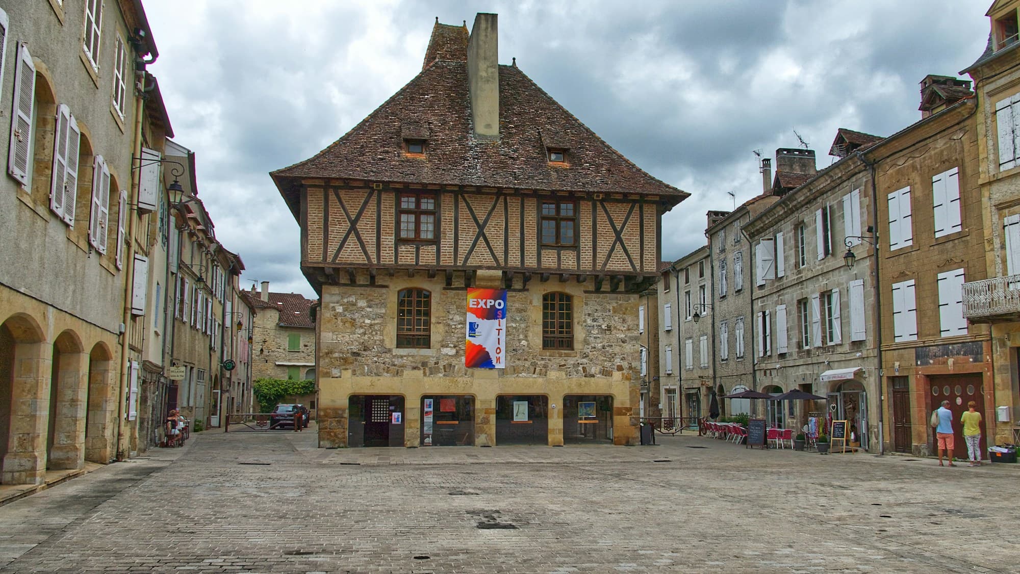 Mittelalterlicher Marktplatz mit Fachwerkhäusern